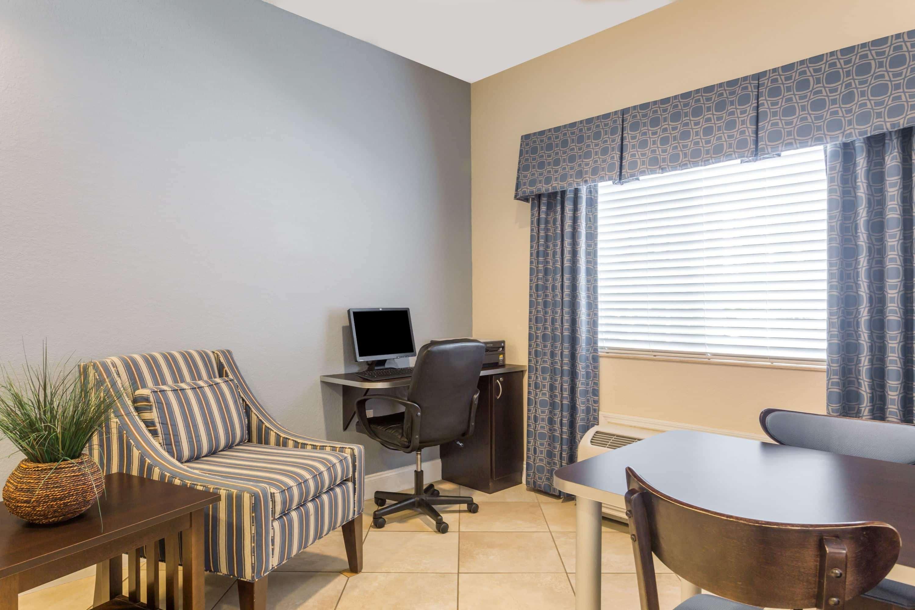 Microtel Inn & Suites By Wyndham Spring Hill/Weeki Wachee Exteriör bild